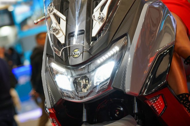 Thêm vào đó xe còn có diện mạo mới và đèn pha LED hiện đại, trong khi vẫn giữ không gian chứa đồ khủng dưới yên