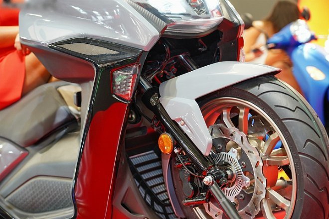 Hình dáng của Maxsym 500i E5 đã thay đổi so với phiên bản trước từ kiểu dáng trơn mượt sang đậm chất thể thao với hình khối góc cạnh