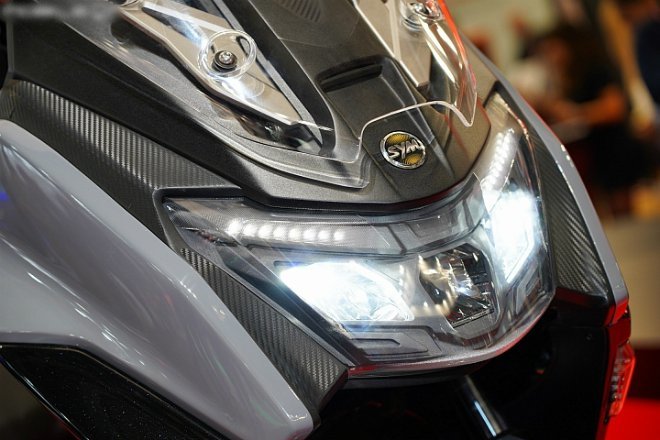 Sự nâng cấp lần này đem lại cho xe ga mới của SYM hệ thống chiếu sáng LED có khả năng phản chiếu rõ nét hơn
