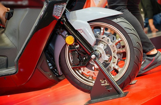 Maxsym 400i E5 thậm chí sở hữu cả hệ thống kiểm soát bám đường TCS, cùng thiết bị tùy chỉnh độ cao cũng như kiểm soát tốc độ