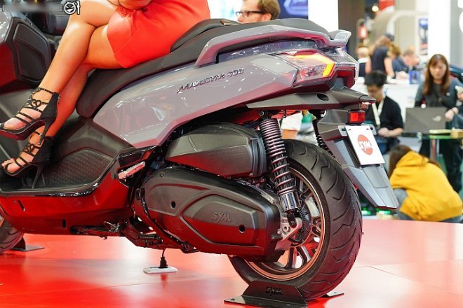 Với phiên bản màu xám, cả phía trước và sau xe đều được sơn màu xám sáng, trong khi ở phần giữa có màu sáng