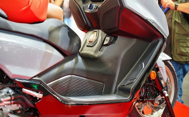 Các tấm ốp xung quanh hộc đèn được làm từ nhiều vật liệu khác nhau. Trong đó có cả vật liệu sợi carbon