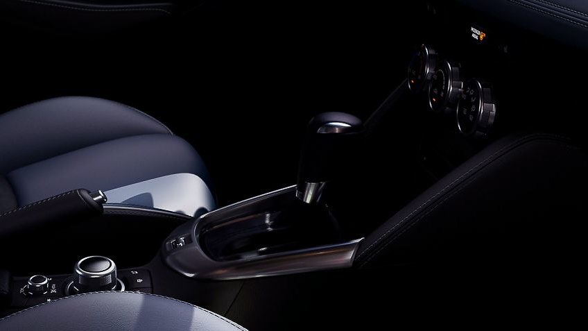 Đuôi xe không có phần ốp nhựa đen như bản hatchback