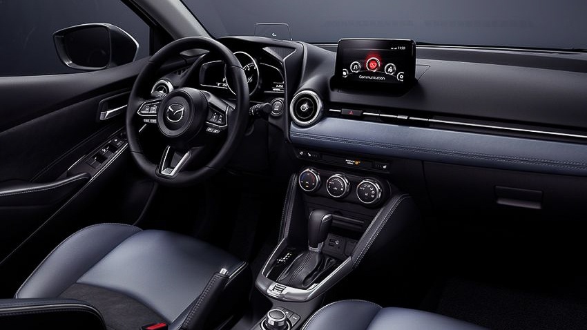 Nội thất bản Mazda2 sedan được thêm một số tính năng và màu sắc trang trí. Hệ thông tin giải trí Mazda Connect tương thích kết nối Apple CarPlay và Android Auto. Các ghế thiết kế mới theo kết cấu Skyactiv-Vehicle Architecture