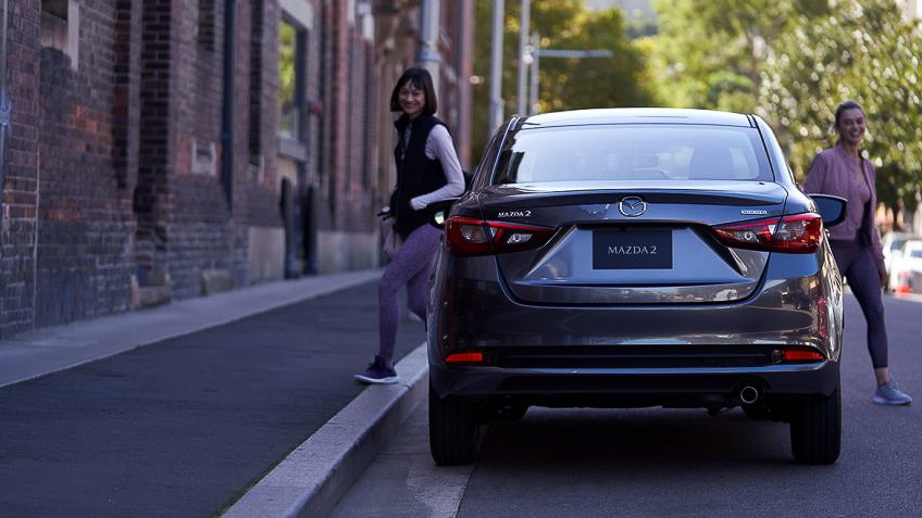 Đặc biệt hơn Mazda2 nay đã có đèn pha LED thích ứng (adaptive LED) trên phiên bản cao cấp, sử dụng 20 bóng LED điều chỉnh riêng lẻ cho chùm tia sáng thông minh không gây chói mắt người đi đường