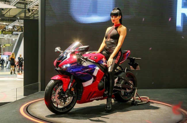 Chế ngự trên siêu xe CBR của Honda