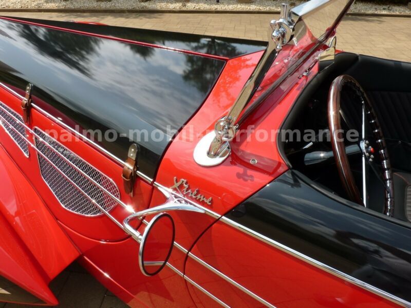 Nội thất xe khá đơn giản với da màu đen, điều này sẽ tương phản mạnh mẽ với màu đỏ của vỏ xe cũng như màu của các phần gương bên ngoài