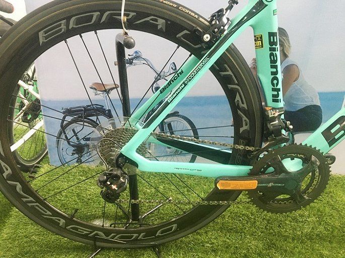 Oltre XR4 sử dụng hệ thống truyền động với 11 cấp líp sau và 2 cấp đĩa đạp giúp người lái của thể chuyển động qua lại mô men xoắn của chiếc xe theo từng hoàn cảnh khác nhau