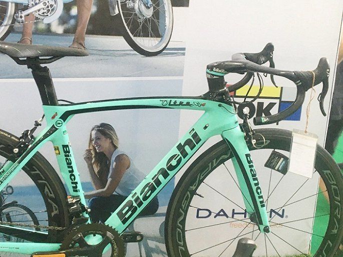 Ngay cả bộ khung của Oltre XR4 Super Record cũng đã được làm hoàn toàn từ sợi carbon. Nhờ vậy, chiếc Super Record EPS chỉ nặng khoảng 6,5 kg