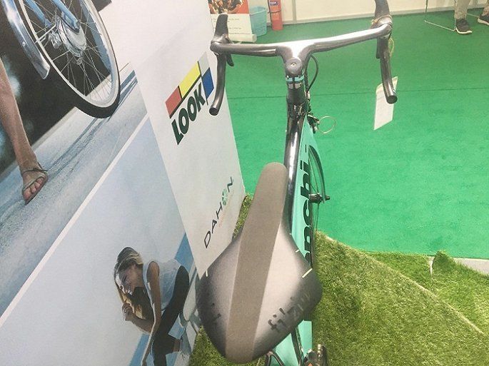 Bộ yên Arione R3 do hãng Fi'zi:k sản xuất có thiết kế tối giản, gọn nhẹ một cách tối đa và kiểu dáng thanh mảnh, khí động học giúp người lái luôn cảm thấy thoải mái trong suốt quá trình di chuyển