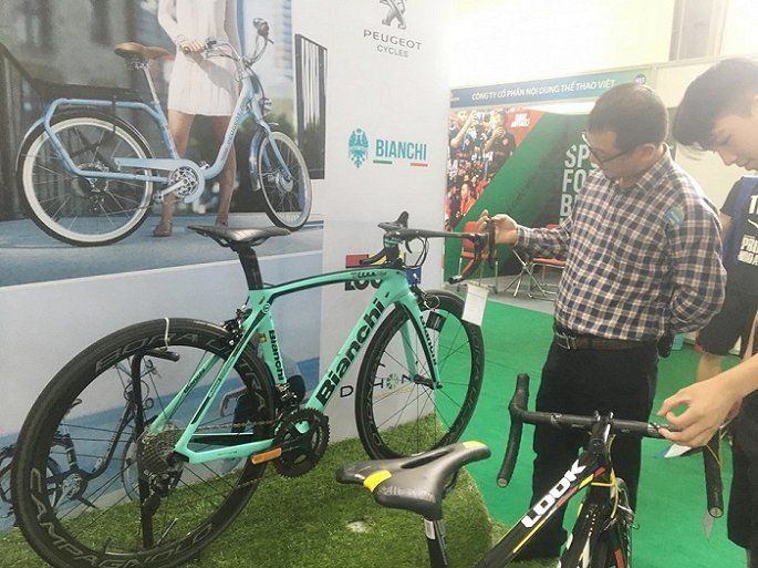 Ngoài ra một trong những chi tiết khiến chiếc xe dù đắt đỏ nhưng vẫn có người mua là xe được trang bị các bộ chuyển động hoàn toàn tự động, hỗ trợ bằng điện cho cả quá trình lái. Phiên bản Oltre XR4 Super Record EPS đang có giá là 13.000 USD. Sau khi được nhập khẩu về Việt Nam chiếc xe hiện có giá bán lên tới 413,4 triệu đồng