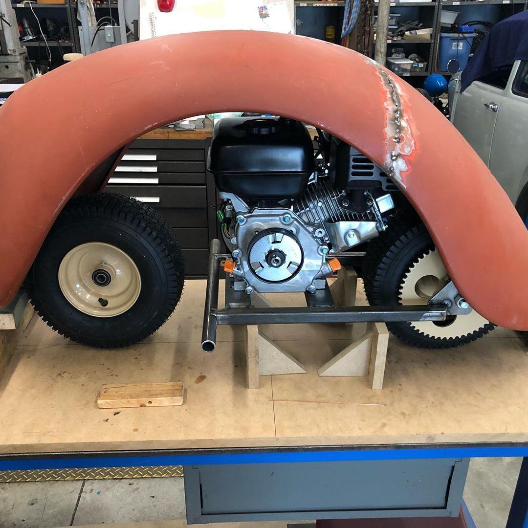 2 chiếc ROLspod đã được người đàn ông này "tái sinh" từ Beetle hoàn toàn thủ công, lấy chất liệu chủ yếu cho vỏ xe là bốn tấm chắn bùn và hoàn tất với vô số giờ hàn, đục, sửa chữa cũng như lắp ráp phức tạp khác