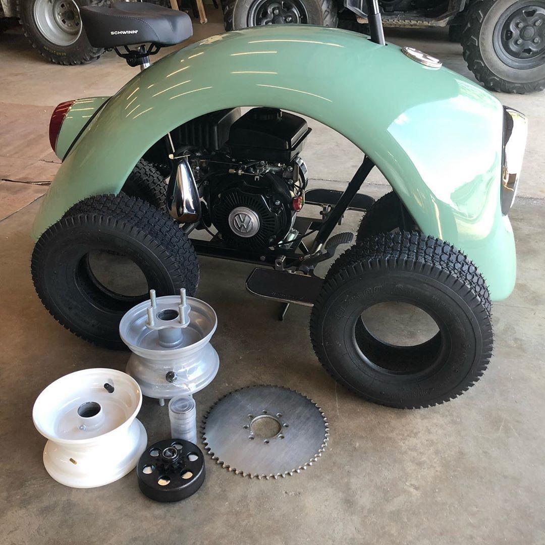 Trong đó, chiếc xe màu xanh bạch dương được trang bị động cơ 79cc còn chiếc màu xanh pastel (mà Walter gọi là "Phiên bản 2") được cho là có động cơ 6,5 mã lực