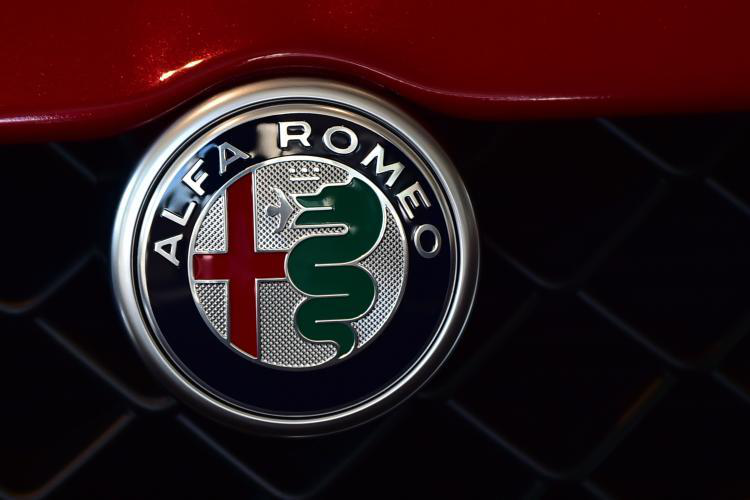 Logo của thương hiệu Alfa Romeo mô tả hình một người đang bị ăn thịt bởi một con rắn. Bạn khó có thể tìm thấy một huy hiệu nào “man rợ” hơn thế