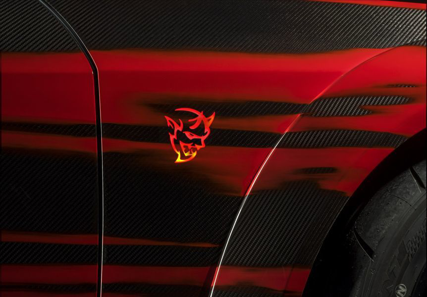 Logo Demon được thấy ở trên chiếc xe thương mại Dodge mạnh mẽ nhất. Nó là một đầu quỷ với sừng, nanh sắc và một nụ cười nham hiểm