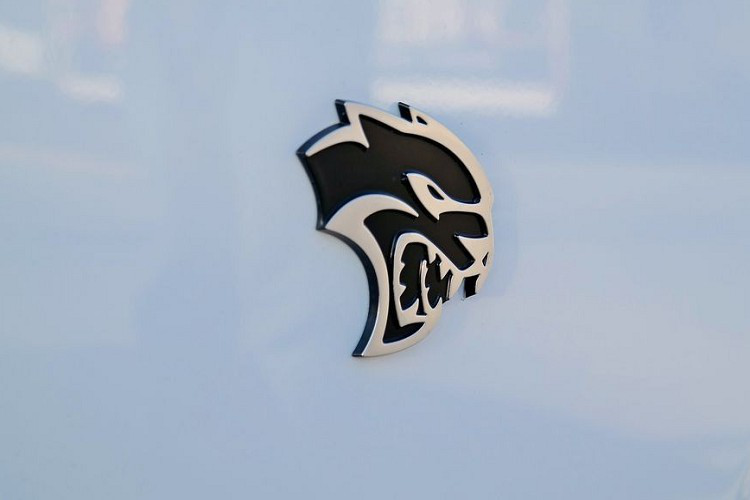 Dodge dường như rất giỏi trong việc tạo nên những huy hiệu đáng nhớ và phù hợp với những chiếc xe hiệu suất cao. Logo Hellcat là một minh chứng khác cho thấy điều đó