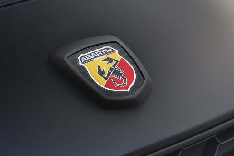 Bọ cạp, với cặp càng lớn và cái đuôi chích độc, thường được coi là dữ dằn và đáng sợ. Nó là huy hiệu hoàn hảo đối với Abarth, công ty độ xe Fiat lâu năm