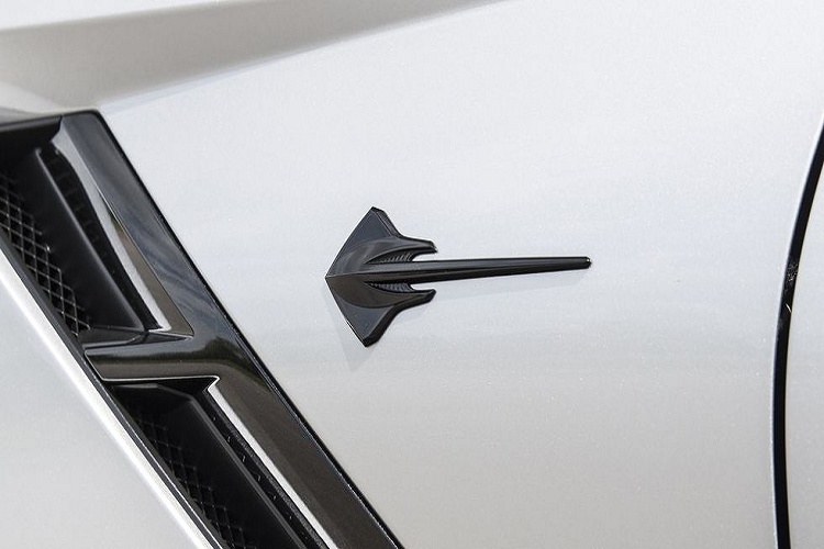 Chevrolet sẽ đưa cái tên Stingray trở lại trên mẫu xe Corvette thế hệ thứ 7. Công ty này đã thiết kế và đặt một huy hiệu hình cá đuối lên bên sườn xe