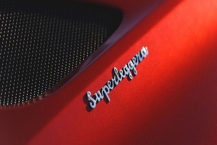 Superleggera là công ty chuyên chế tạo thân vỏ đã vẽ nên một số chiếc xe cực đẹp trên thế giới, bao gồm cả mẫu Aston Martin DB5 lừng danh. Huy hiệu của nó rất đơn giản – chỉ là tên được viết bằng chữ – nhưng nó tao nhã như những chiếc xe mà công ty thiết kế