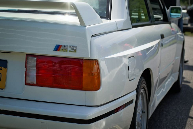 Huy hiệu chữ "M" 3 sọc này đã trở thành dấu ấn nổi bật để phát hiện một số mẫu xe BMW từng được sản xuất. Thậm chí nó nổi tiếng đến mức người ta còn mua hàng giả và gắn lên chiếc xe phổ thông của mình