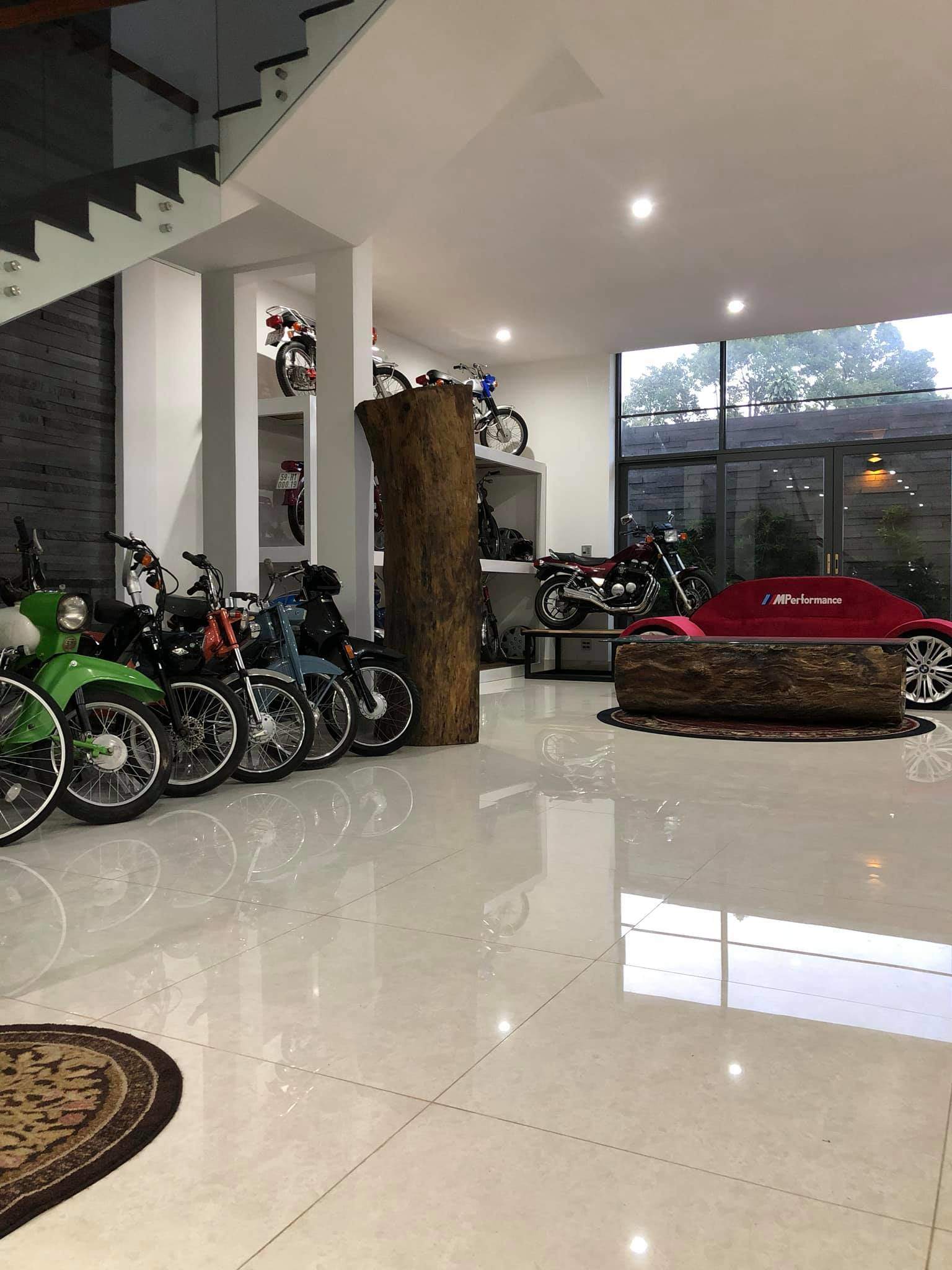 Bộ ghế màu đỏ có chữ 'M Performance' được làm với 4 bánh xe của mẫu BMW X6