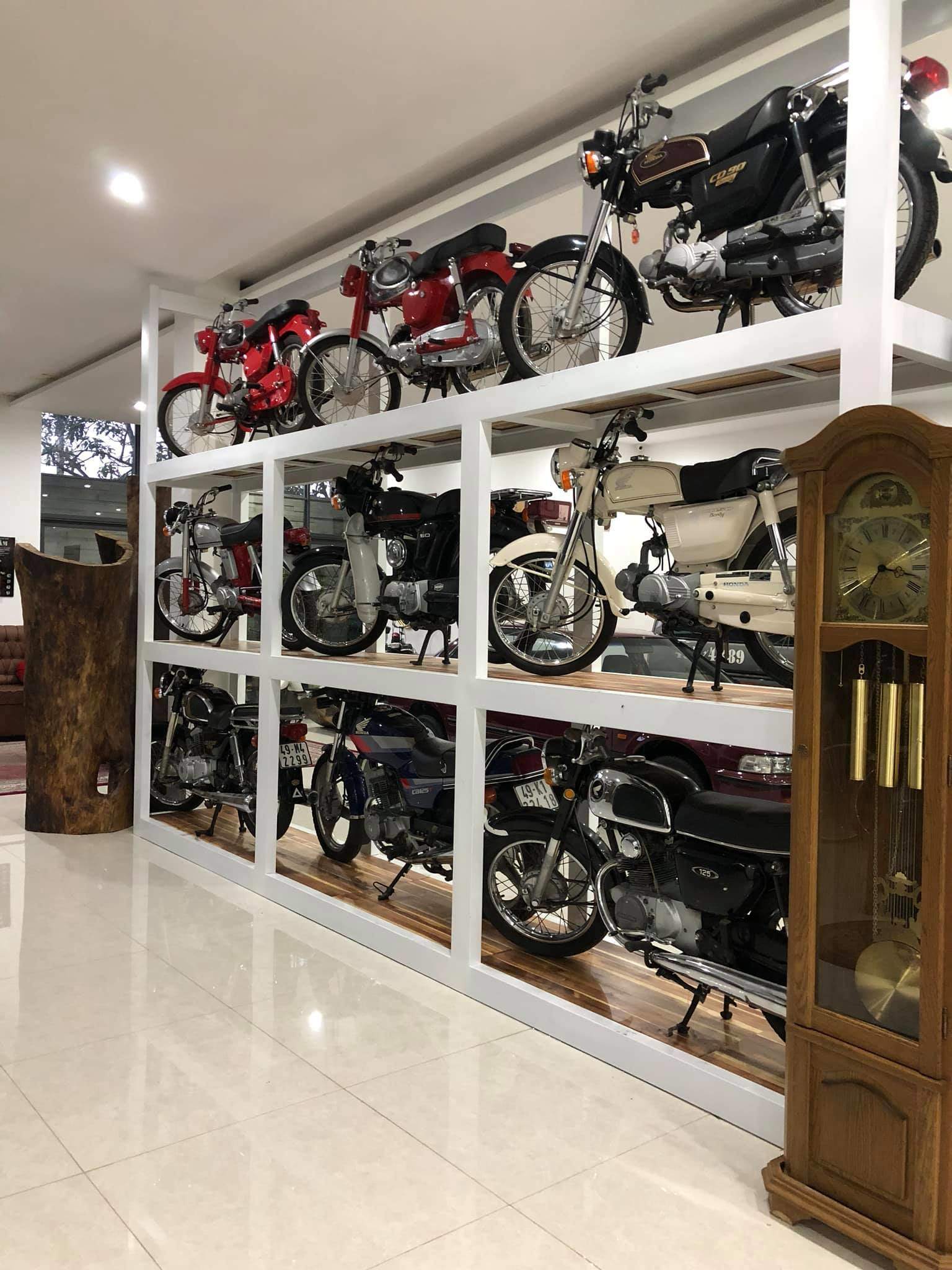 Bộ sưu tập xe máy cổ của anh được trưng bày theo hàng lối gọn gàng bên trong ngôi nhà. Hầu hết mọi người đều bày tỏ sự ngưỡng mộ về độ "chịu chơi" của chủ nhân, bởi đây đều là những mẫu xe cổ 'vang bóng một thời' tại Việt Nam