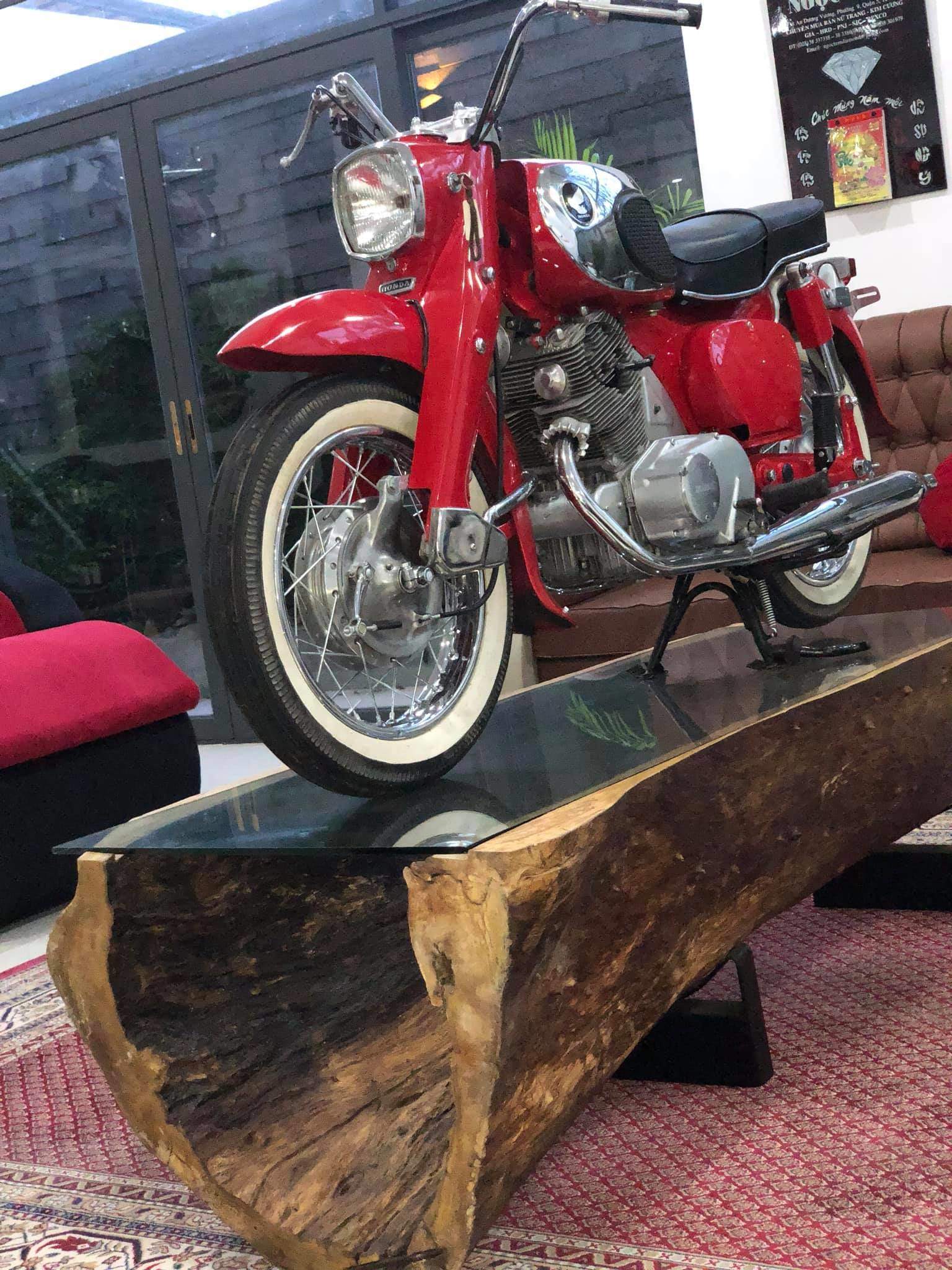 Một chiếc Honda CA hàng hiếm dùng động cơ 300cc được bày biện cẩn thận ở phòng khách