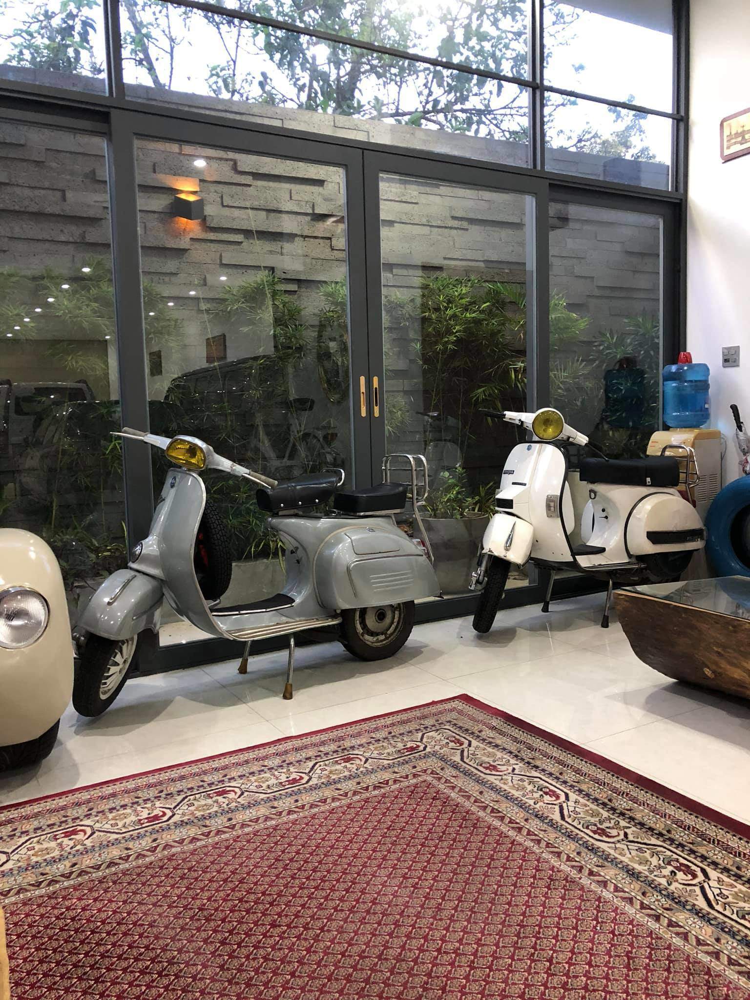Cặp đôi Vespa cổ đứng ở một góc phòng
