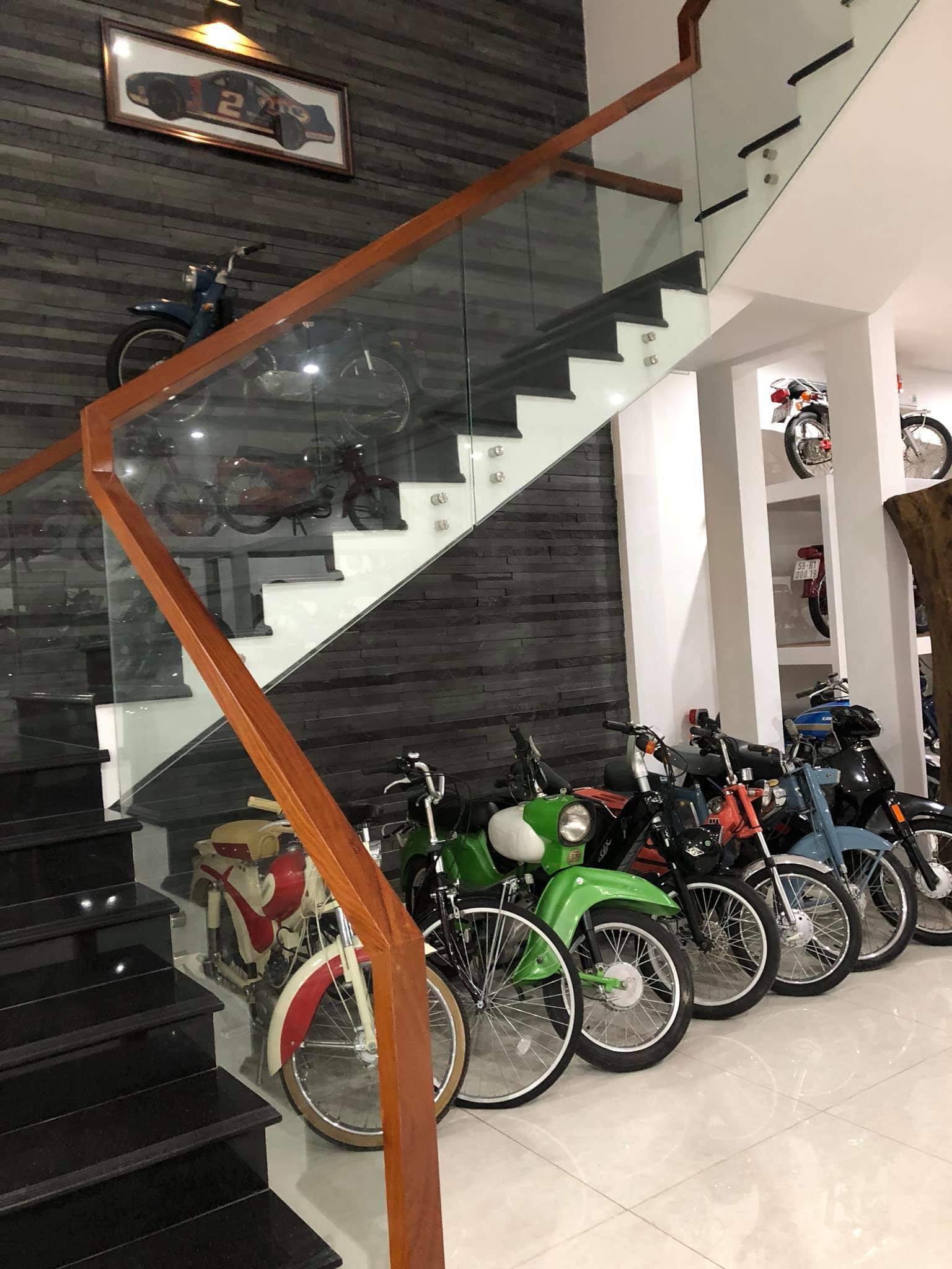 Một khu vực khác với 7 mẫu xe xếp san sát và một chiếc được trang trí ở khu vực cầu thang