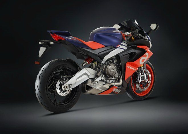 Nếu để so sánh với “ếch xanh” Kawaski Ninja 650 thì Aprilia RS 660 mạnh hơn hẳn và lại có trọng lượng nhẹ