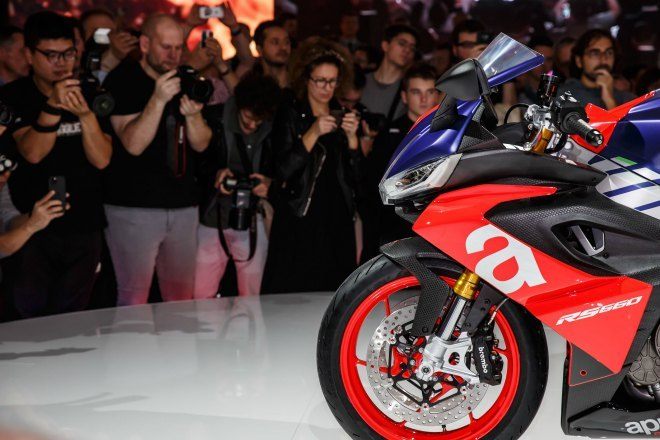 Tỉ lệ trọng lượng/sức mạnh mà RS 660 đạt được là lý tưởng, vừa đem lại sự thoải mái lại tăng khả năng thể thao cho xe với trọng lượng chỉ 169 kg trên 100 mã lực