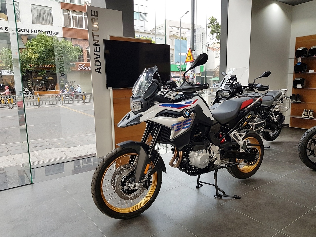 F850GS có ngoại hình thay đổi hoàn toàn so với phiên bản cũ khi có kích thước lớn hơn cùng các chi tiết được kéo dài tạo thành khối liền mạch giúp chiếc xe trong hầm hố hơn