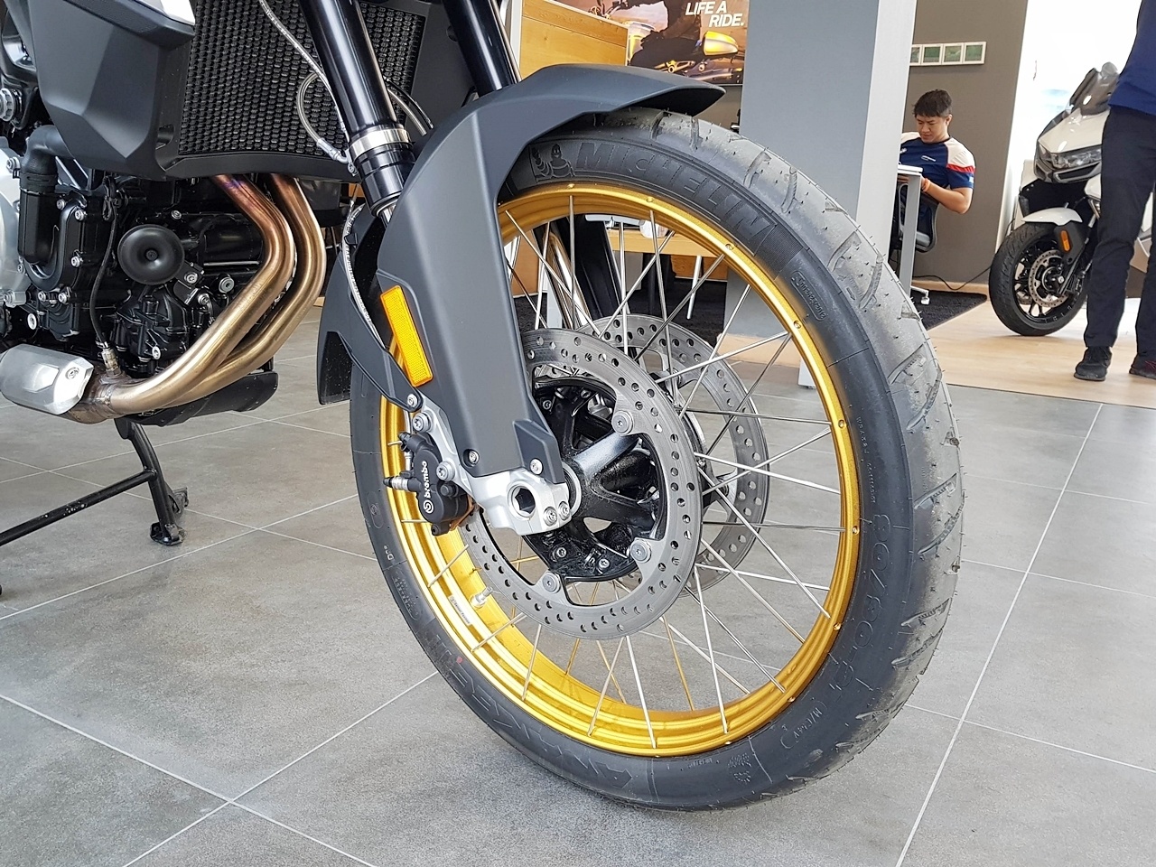 Tuy thuộc dòng Adventure nhưng BMW F850GS có khả năng tăng tốc ấn tượng từ 0 lên 100 km/h chỉ trong chưa đầy  4 giây và đạt vận tốc tối đa lên đến 197 km/h