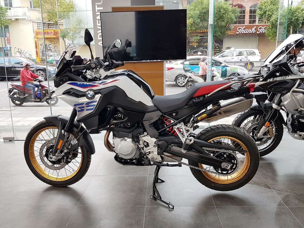 BMW F850GS hiện đang được nhập khẩu trực tiếp từ Đức và được bán với mức giá 659 triệu đồng. Mẫu xe địa hình này sẽ là đối thủ cạnh tranh của KTM 790 Adventure và Triumph Tiger 800