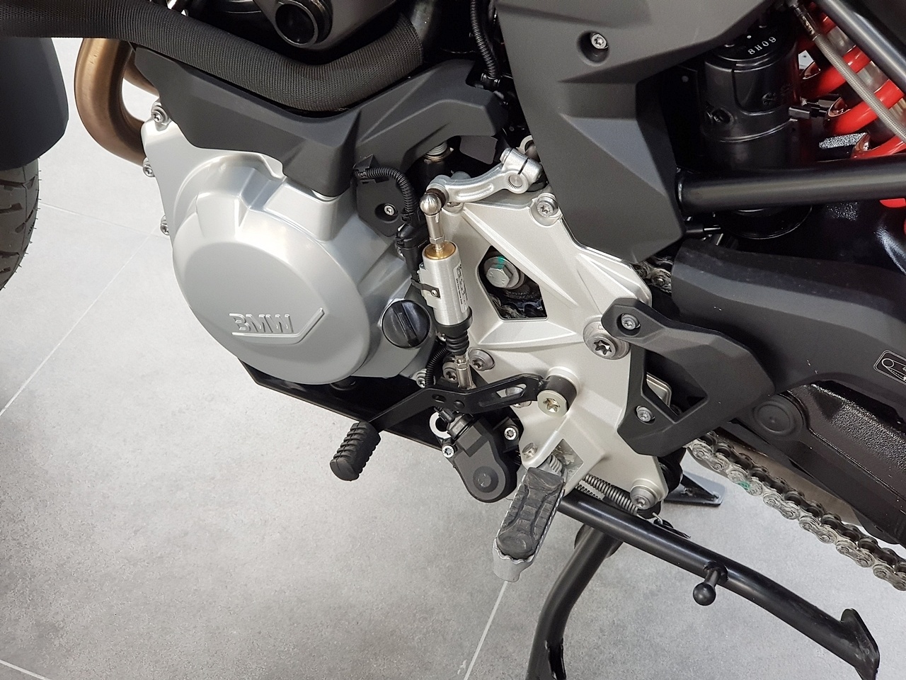 BMW F850GS được trang bị khối động cơ 2 xilanh, dung tích 853cc. Động cơ cho công suất tối đa 95 mã lực tại vòng tua máy 8,250 vòng/phút. Động cơ được giải nhiệt bằng dung dịch, hộp số 6 cấp
