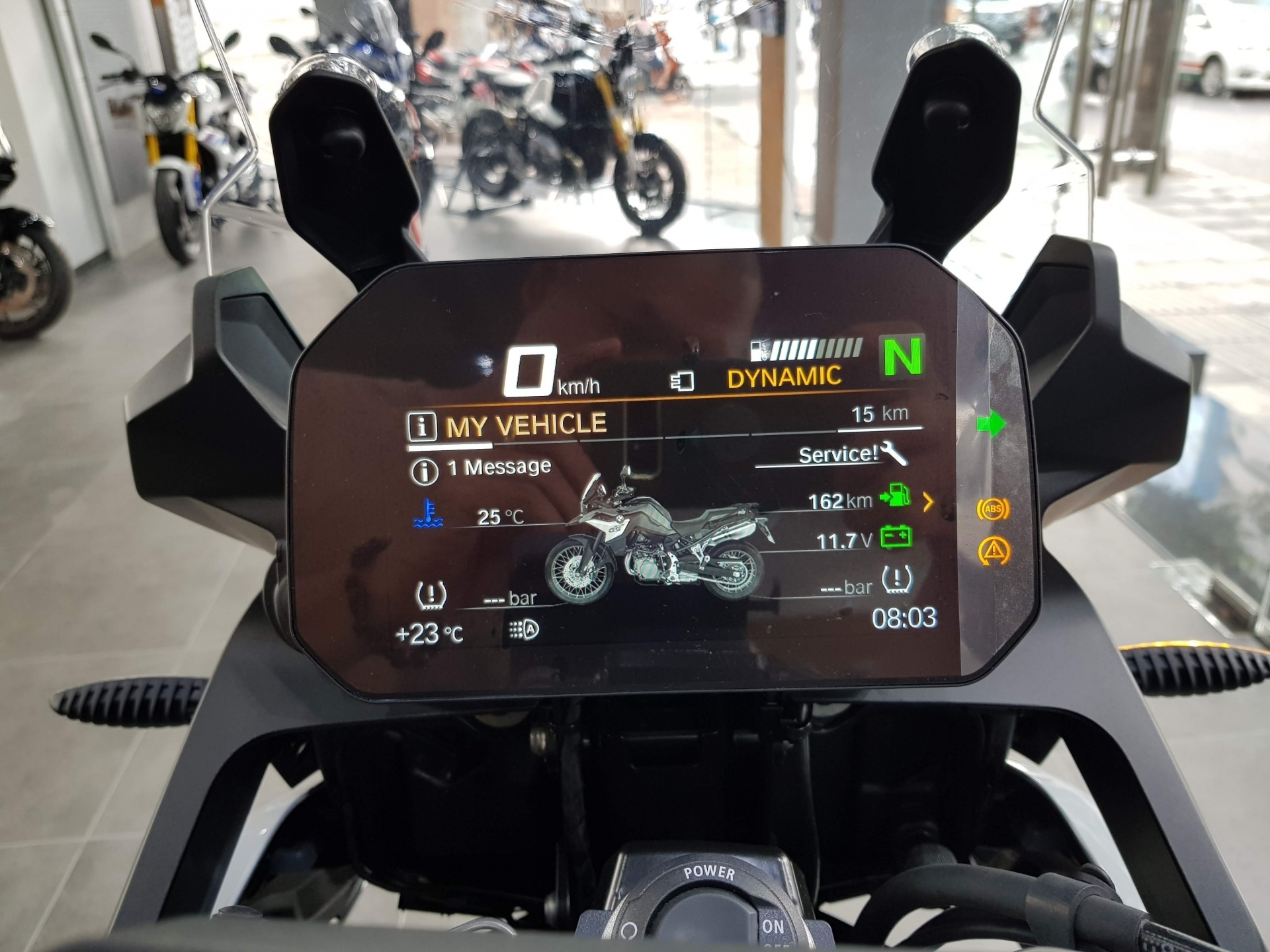 F850GS được BMW Motorrad trang bị màn hình TFT có kích thước lên đến 6,5 inch tích hợp kết nối Bluetooth. Cụm đồng hồ này cũng hiện thị rõ 2 chế độ lái gồm Rain và Road