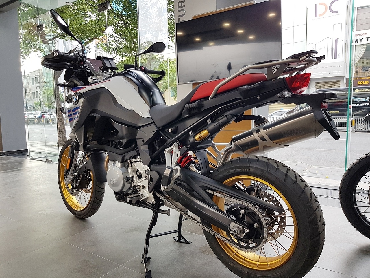 Ngoài ra, BMW F850GS còn sở hữu các trang bị an toàn như: Hệ thống chống bó cứng phanh ABS, hệ thống treo điện tử Dynamic ESA, hệ thống kiểm soát lực kéo Dynamic DTC, hệ thống cân bằng tự động ASC và hệ thống khóa thông minh