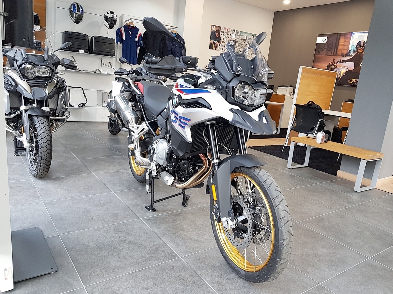 F850GS được trang bị kính chắn gió với kích thước cao hơn hẳn so với phiên bản cũ nhằm cản gió giúp người điều khiển xe trong tư thế thoải mái nhất trên các cuộc hành trình