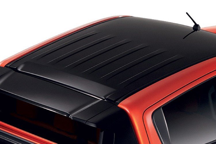 Bên cạnh đó, các chi tiết như ốp gương chiếu hậu, nẹp cửa sổ, tay nắm cửa, bệ bước đều được sơn đen. Dàn chân’ Mitsubishi Triton Athlete sử dụng bộ mâm 18 inch (265/60 R18) kiểu dáng quen thuộc, và nó cũng được sơn đen