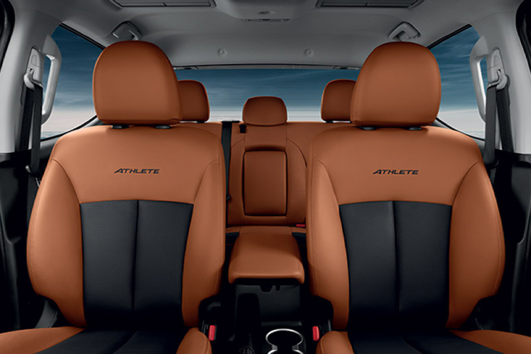Nội thất Mitsubishi Triton Athlete mới được phối màu cam quen thuộc tương tự Triton Athlete trước. Trong đó, toàn bộ ghế ngồi được bọc da phối 2 màu Cam/Đen với logo ‘’Athlete’’ được thêu trên mặt lưng ghế làm điểm nhấn, táp-pi cửa nổi bật với đường chỉ khâu màu cam tương phản trên bề mặt da đen