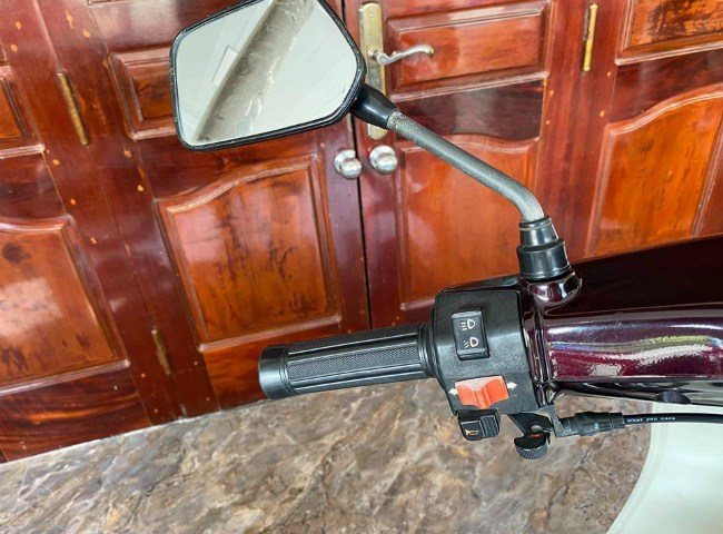 Tay cầm bên trái của xe