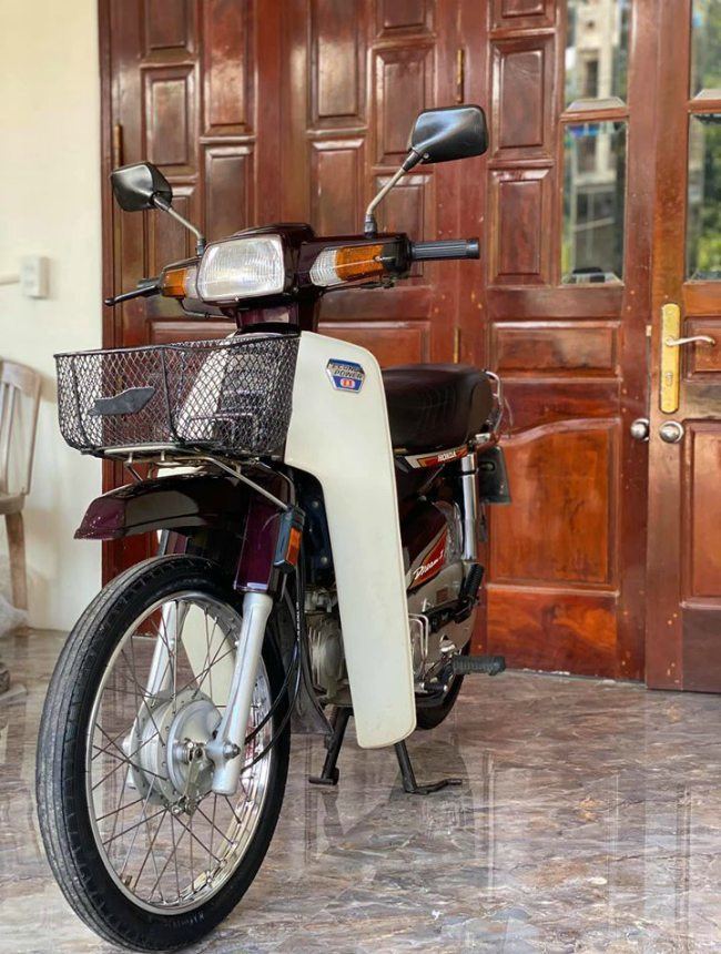 Với chiếc xe này, một số ý kiến cho rằng nắp xupap của xe không còn mới, chưa kể là bộ phận vành, pô và yên xe cũng có thể đã được thay mới