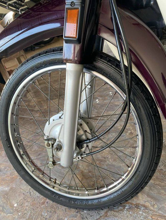 Cận cảnh vành bánh và phuộc trước của chiếc xe