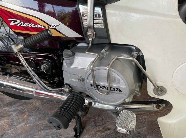 Lốc động cơ, và chỗ để chân cho lái xe