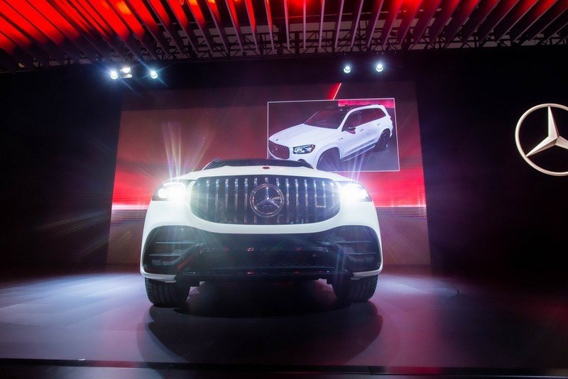 Ngoài ra, mặt trước được thiết kế lại với đường viền màu đen bóng, bộ chia gió phía trước và cửa hút gió thể thao ở 2 bên, viền cửa sổ mạ crom, ống xả AMG hình chữ nhật và mâm hợp kim 10 chấu 21 inch (khách hàng có thể lựa chọn mâm 23 inch)