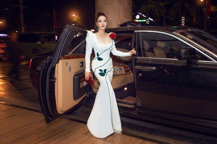 Lý Nhã Kỳ không chỉ sở hữu biệt thự dát vàng, du thuyền, thương hiệu triệu đô,... mà cô còn sở hữu cả những chiếc siêu xe bạc tỷ. Đặc biệt, trong dàn "xế hộp" của mình, cô thường xuyên sử dụng siêu xe sang Rolls-Royce Ghost trị giá lên đến 40 tỷ đồng để làm phương tiện đi lại hàng ngày