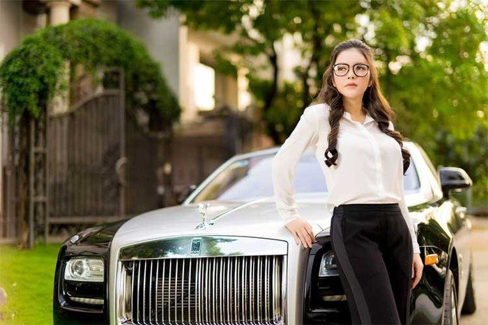 Xe siêu sang Rolls-Royce của Lý Nhã Kỳ có kích thước chiều dài x rộng x cao lần lượt là: 5.570 x 1.948 x 1.550 (mm). Trọng lượng không tải của xe đạt 2.570 kg. Cốp sau tích hợp chỉnh điện với không gian thể tích lớn giúp xe có thể chở được nhiều hành lý