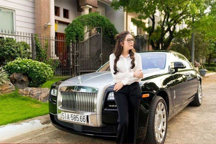 Rolls-Royce Ghost mang đến sự sang trọng bậc nhất dành cho khách hàng với phần đầu xe là lưới tản nhiệt dạng lớn với các thanh ngang đứng, mạ crôm sáng bóng. Ở dưới cản trước của xe cũng nổi bật với bộ lưới với các khe hút gió nhỏ dạng kim cương đan chéo được sơn màu đen bóng