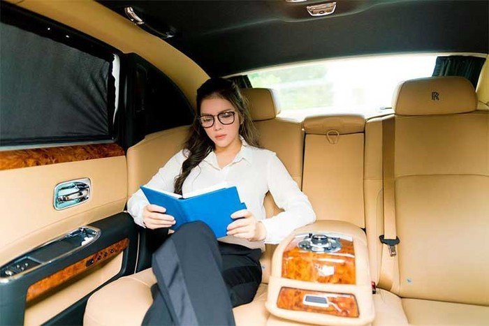 Nội thất của xe với vô-lăng 3 chấu tích hợp phím chức năng, các chi tiết ốp gỗ bóng, điều hòa 4 vùng độc lập, ghế ngồi bọc da cao cấp, tích hợp điện, ghi nhớ vị trí ngồi và có chức năng massage/sưởi ấm. Bẳng táp-lô ốp gỗ bóng cao cấp, màn hình cảm ứng LCD kích thước lớn 19 inch, camera 360, hệ thống giải trí với dàn âm thanh 16 loa với CD/DVD, vệ tinh,...