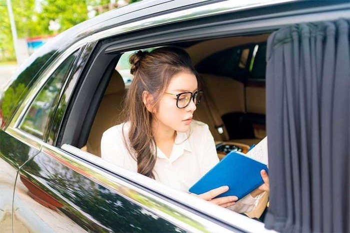 Hàng ghế sau có khả năng ghi nhớ vị trí ngồi, tích hợp massage như ghế trước. Ngoài ra, hệ thống treo khí nén có khả năng tính toán trong 2,5 phần nghìn giây, đủ để nhận ra sự thay đổi dù người ngồi chỉ vừa nhấc mông. Bổ sung cho hàng ghế sau là một màn hình LCD lớn, một bàn làm việc được gắn ở ngay phía sau của tựa ghế đầu